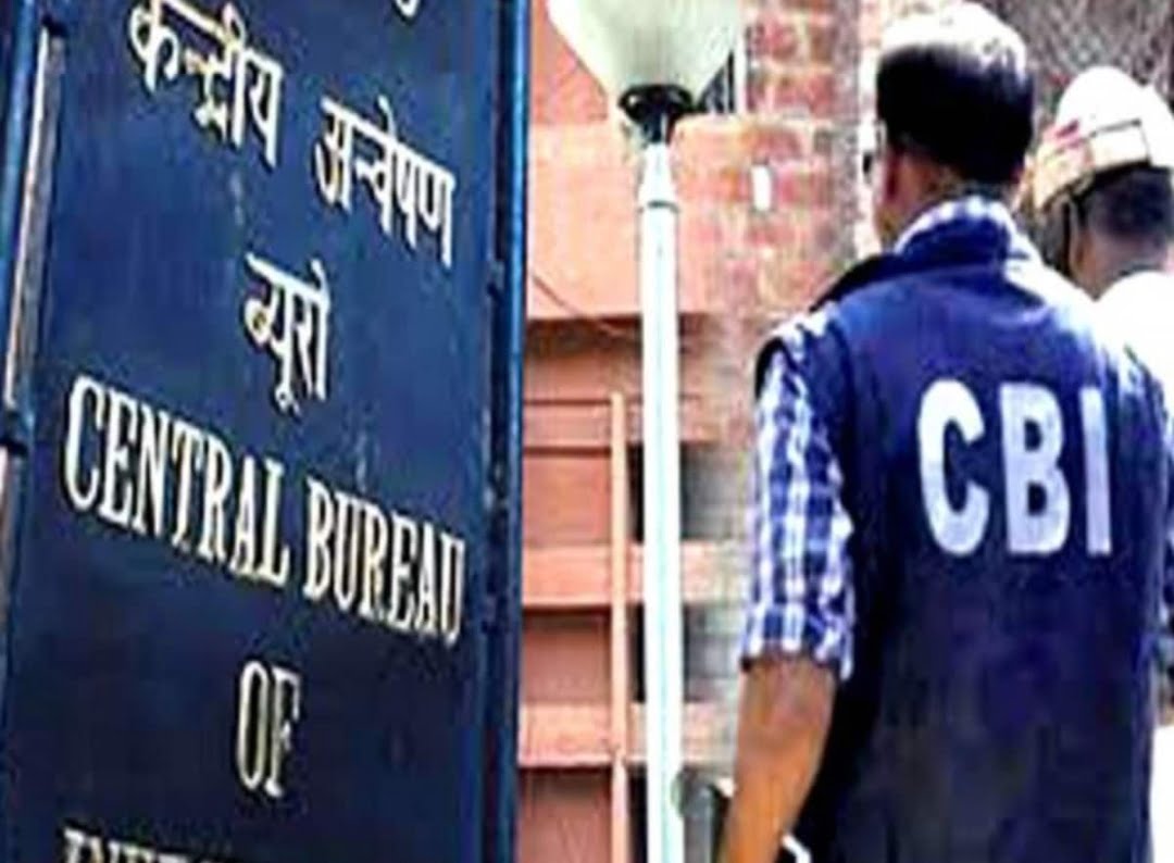 CBI RAID : घूसखोर रेलवे अधिकारी के 17 ठिकानों पर छापा,सोना समेत 1.22 करोड़ नकद बरामद