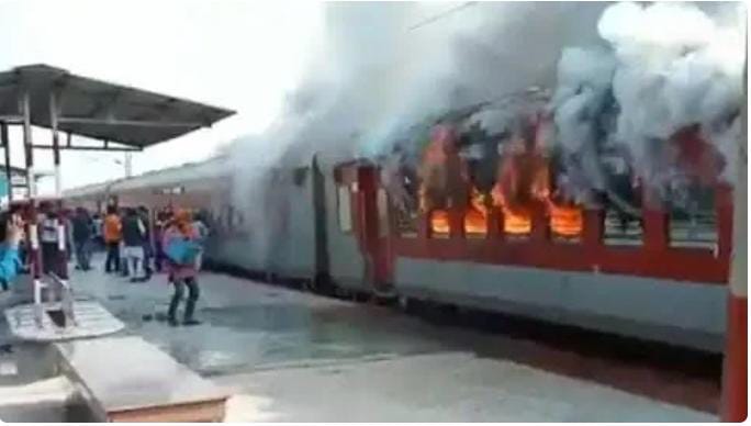 FIRE IN TRAIN : बिहार के मधुबनी रेलवे स्टेशन पर स्वतंत्रता सेनानी एक्सप्रेस में अचानक लगी आग, यात्रियों से थी…