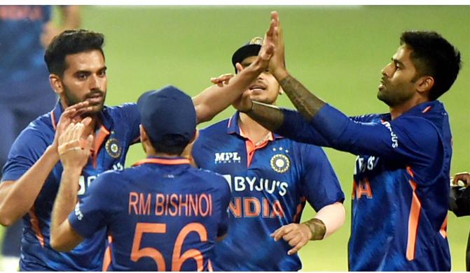 CRICKET : इंडिया ने तीसरे T-20 में वेस्टइंडीज को 17 रनों से हराया, सीरीज पर 3-0 से कब्जा, ICC रैंकिंग में नंबर वन