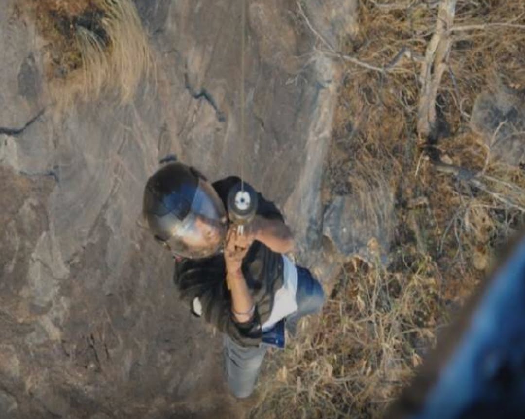 KARNATAKA : नंदी हिल्स से गिरा छात्र, 300 फीट नीचे आकर फंसा, वायुसेना ने हेलीकाप्टर की मदद से बचाई जान