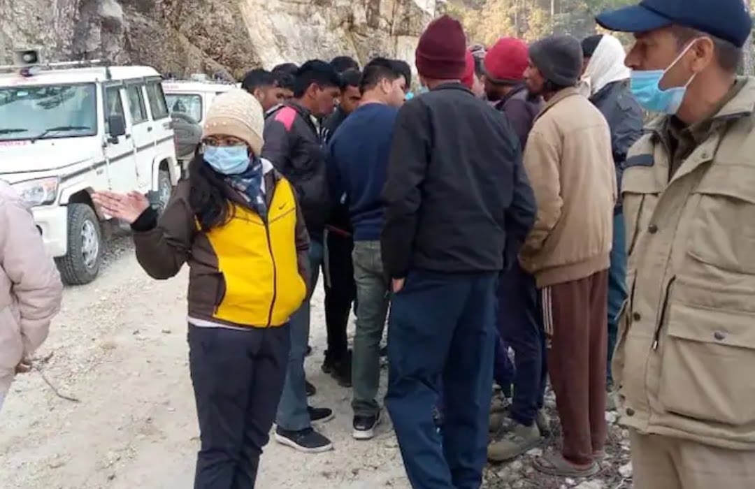 उत्तराखंड के चंपावत में बड़ा हादसा,बारातियों से भरा वाहन खाई में गिरा, 14 लोगों की मौत