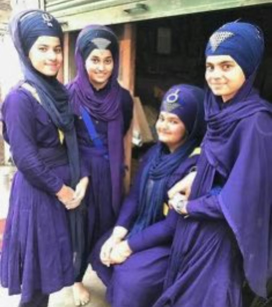 New controversy in Karnataka :हिजाब विवाद के बीच बेंगलुरु के एक कॉलेज ने सिख लड़कियों से कहा- पगड़ी न पहनें