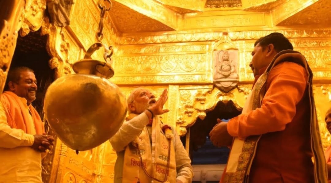 VARANASI : PM नरेंद्र मोदी की मां के वजन के बराबर सोने से चमका काशी विश्वनाथ मंदिर का गर्भगृह, भक्त ने किया दान