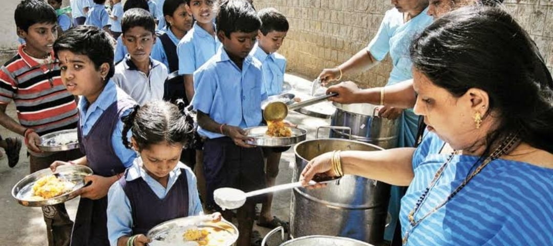 BIHAR :  अब स्कूलों में बच्चों को परोसा जाने लगा गरमागरम खाना,  हर दिन होगा अलग मेनू