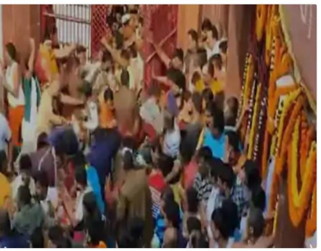 JHARKHAND : देवघर में बाबा वैद्यनाथ मंदिर में शिवभक्तों पर पुलिस की लाठियां, VIP गेट से अंदर जाने…