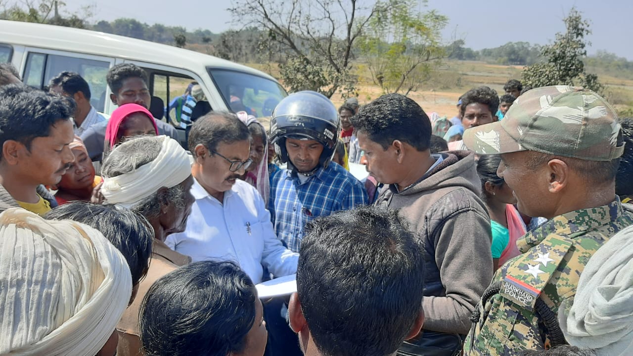Jharkhand : सर्वे करने गये सीओ को ग्रामीणों ने बनाया बंधक, दो घंटे बाद कराए गये मुक्त