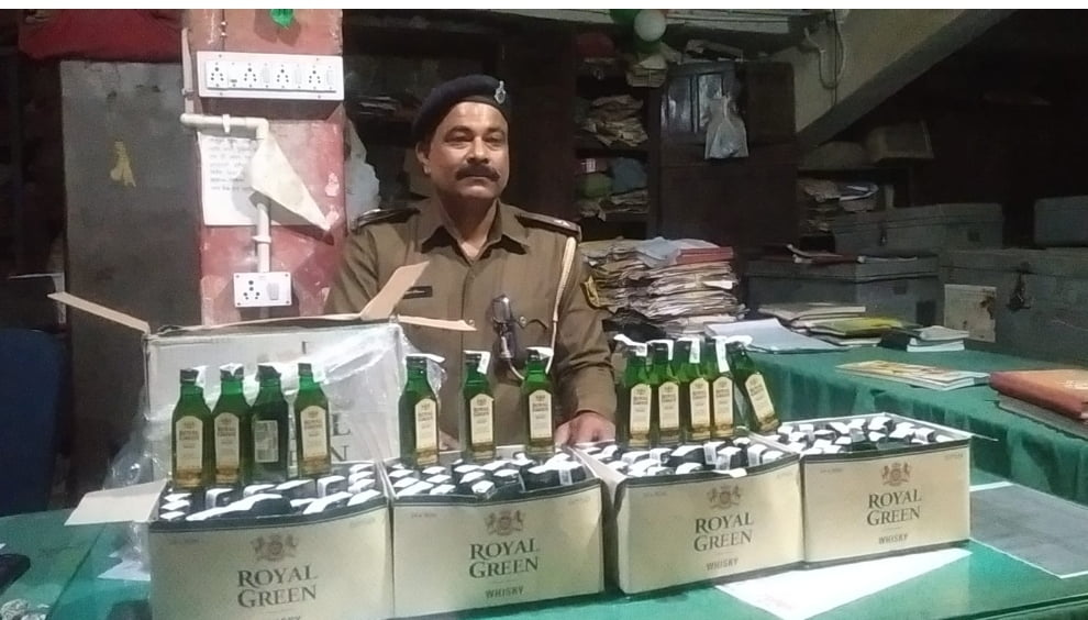 BIHAR : पटना में फिल्मी अंदाज में कदमकुआं थाना प्रभारी ने मारा छापा, भारी मात्रा में विदेशी शराब बरामद और स्कूटी जब्त