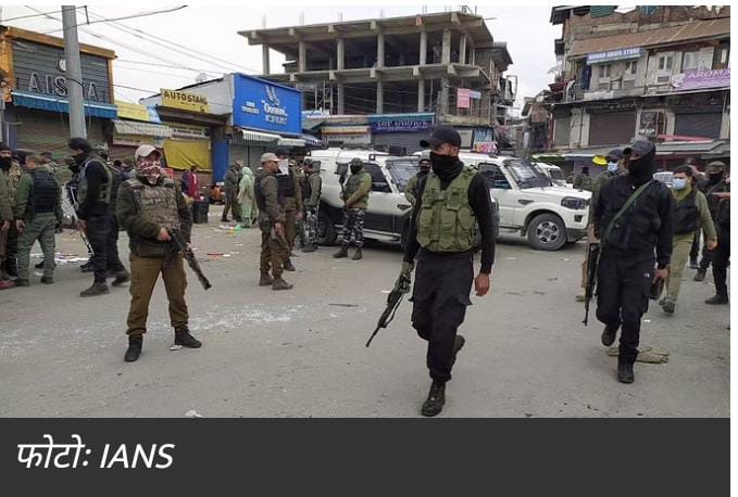 JAMMU-KASHMIR : आतंकियों ने सुरक्षाबलों पर किया ग्रेनेड हमला, एक नागरिक की मौत, 23 लोग जख्मी