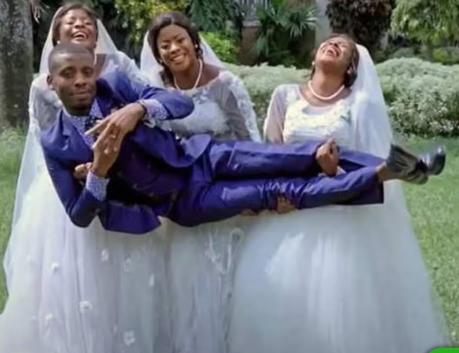 Amazing : कांगो में तीन सगी बहनों को एक ही लड़के से हुआ प्यार तो लड़के ने तीनों से एक साथ कर लिया विवाह