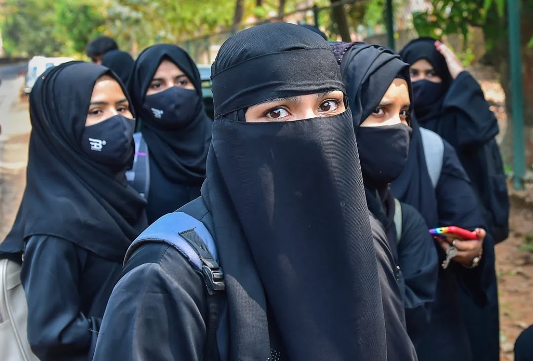 Hijab Row in Uttar Pradesh : अलीगढ़ में एक और कॉलेज ने हिजाब पर लगाई पाबंदी, कई मुस्लिम छात्राओं को लौटाया