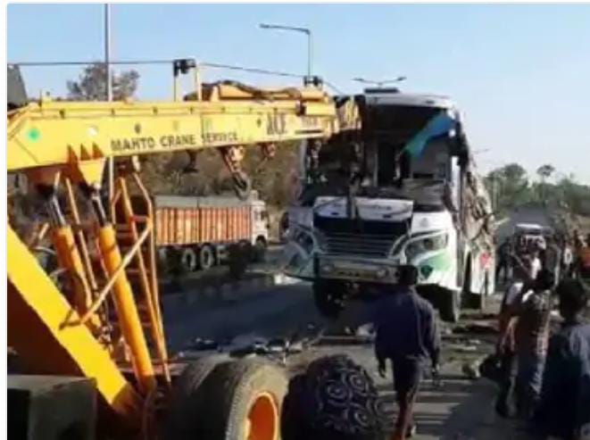 JHARKHAND : रामगढ़ में सिवान से आ रही यात्री बस को कंटेनर में मारी टक्कर, 2 दर्जन जख्मी, 8 गंभीर