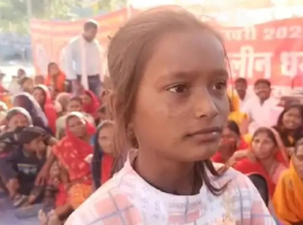 Amazing : कोडरमा की बेटी का वीडियो खूब हो रहा वायरल, डीसी-एसपी से पूछ रही सवाल, अपने हक के लिए पिता के साथ धरने पर बैठी है 12 साल की समा
