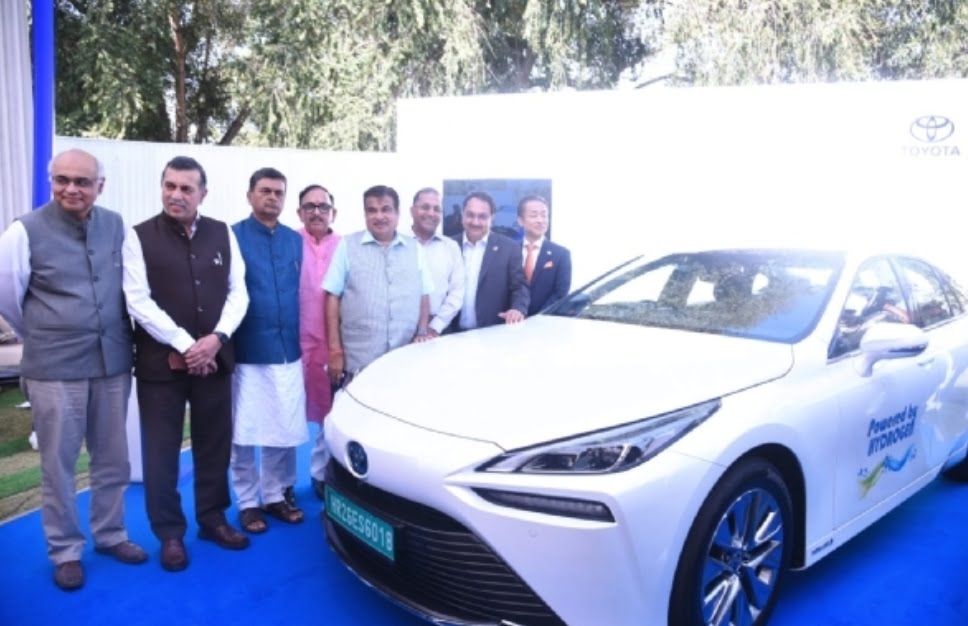 NEW INVENTIONS : केंद्रीय मंत्री नितिन गडकरी ने लांच की देश की पहली हाइड्रोजन कार, टोयोटा ने किया है निर्माण