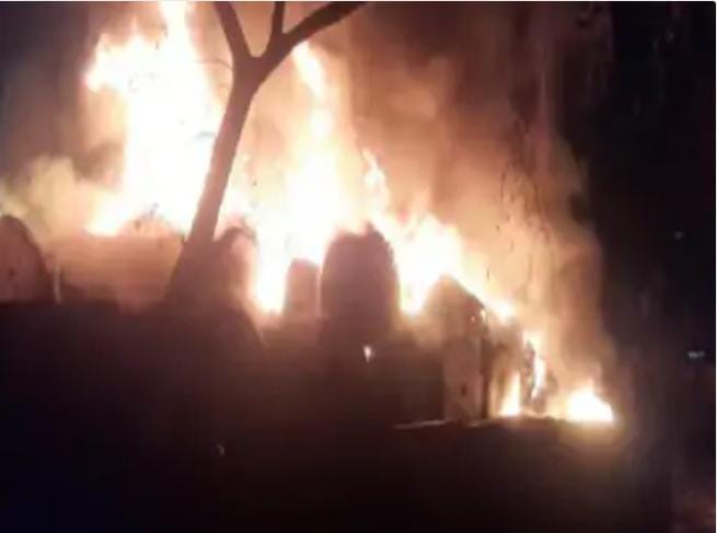 CHHATTISGARH : बिलासपुर के रेलवे स्टोर में लगी भयंकर आग, करोड़ों रुपये का aluminium वायर जला, छुट्टी में…