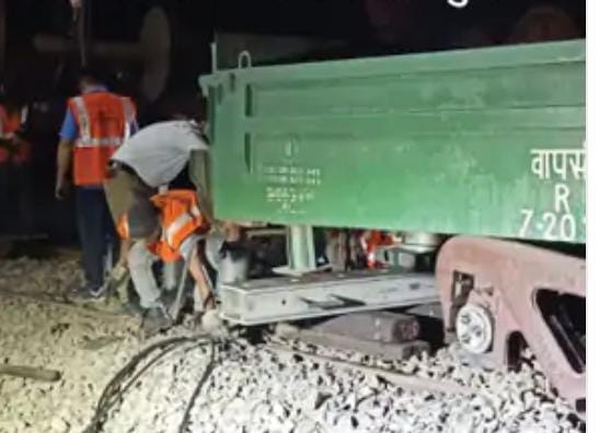 TRAIN DERAILED : झारखंड के टोरी जंक्शन पर मालवाहक ट्रेन हुई बेपटरी, टेक्निकल फॉल्ट के कारण…