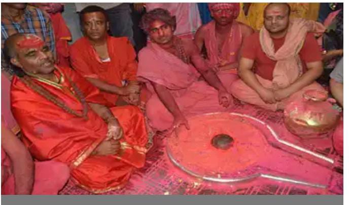 HOLI TRADITION : देवघर के बाबा मंदिर में हरिहर मिलन के साथ फगडोल की परंपरा ने भक्ति को दिया ऐसा रंग…