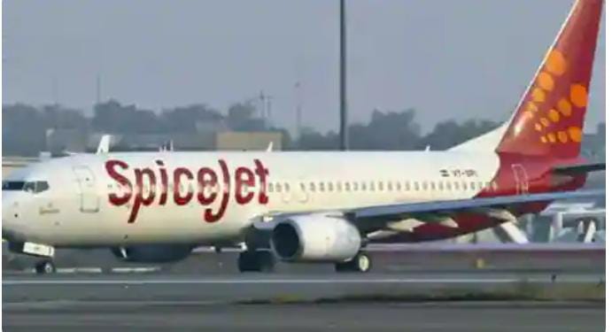 Delhi Airport पर अचानक पोल से टकराया स्पाइसजेट का विमान, यात्रियों को लेकर जम्मू कश्मीर के लिए…