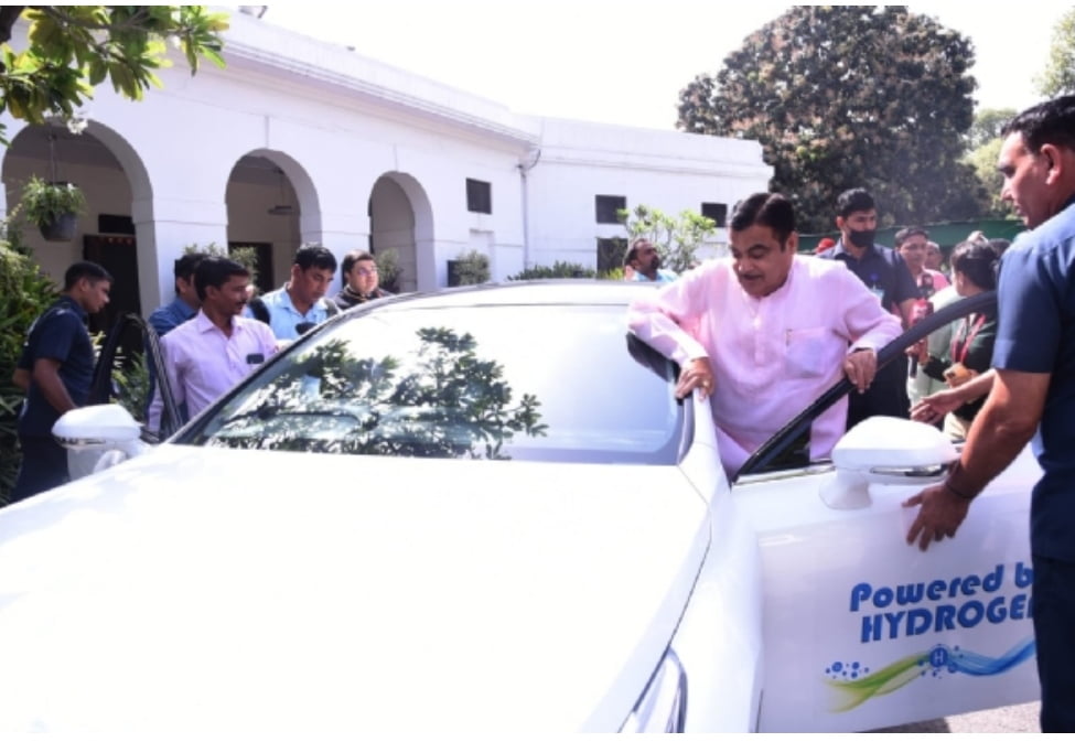 NEW DELHI : पहली बार हाइड्रोजन से चलने वाली कार से संसद भवन पहुंचे केंद्रीय मंत्री नितिन गडकरी