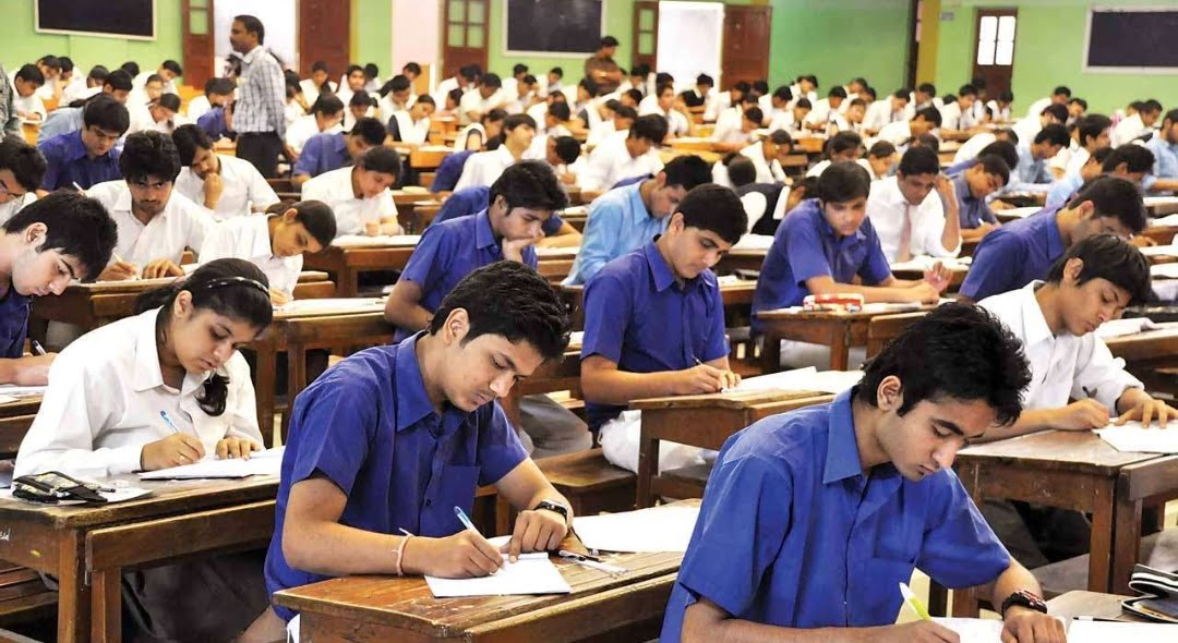 UTTAR PRADESH:आज दूसरी पाली में होनी थी 12वीं बोर्ड की अंग्रेजी की परीक्षा, लेकिन सुबह में ही हो गया पेपर लीक, 24 जिलों की परीक्षा निरस्त