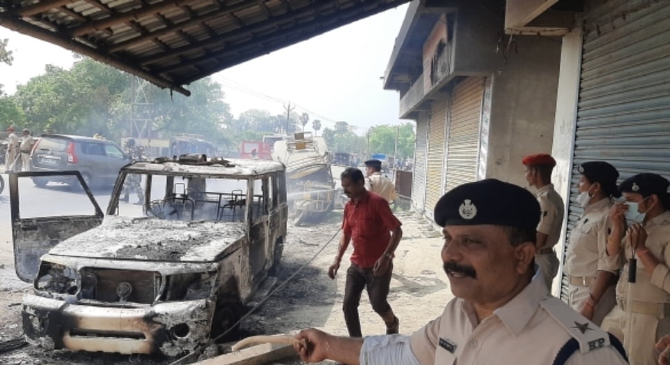 BIHAR : मुजफ्फरपुर में सड़क हादसा, युवक की मौत के बाद आक्रोशित भीड़ ने पुलिस गाड़ी को किया आग के हवाले
