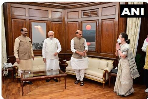 शिष्टाचार या कड़वी मुलाकात : बजट सत्र खत्म होने के बाद विपक्षी नेताओं से मिले PM मोदी, सोनिया गांधी से यूं मिले कि..