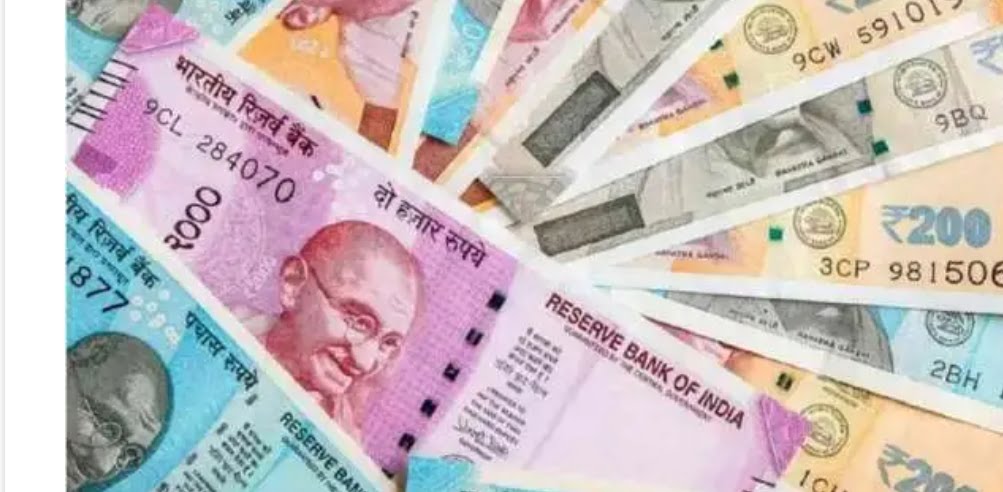 MUMBAI : ﻿कंपनी ऑफिस की दीवार में मिले 10 करोड़ रुपये और 19 किलोग्राम चांदी की ईंटें