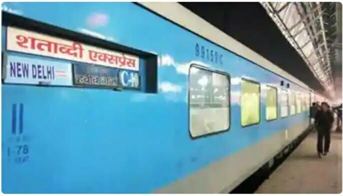 इंडियन रेलवे की जय हो : धनबाद से हावड़ा शताब्दी एक्सप्रेस में सफर कर रहे शख्स को रेलवे ने दी ‘इफ्तार की प्लेट’, पैंट्री कार वाले लड़के ने फलों से कराया…