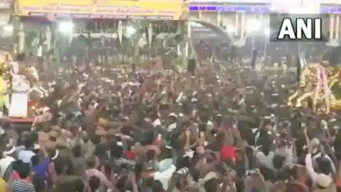 TAMIL NADU : मदुरै में चिथिराई उत्सव में अनियंत्रित हुई भीड़, भगदड़ में 2 लोगों की मौत, 8जख्मी,सीएम ने जताई संवेदना