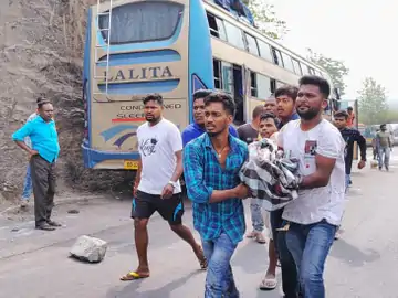 JHARKHAND : रामगढ़ में ट्रक को बस ने मारी टक्कर, 19 श्रद्धालु जख्मी, ओडिशा से देवघर,नेपाल की यात्रा पर…