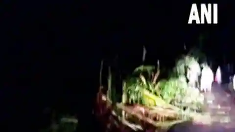DAMAGE : असम के बाद अब बंगाल में तूफान ने मचाई तबाही दो लोगों की गई जान 50 घायल, मंजर देखकर…