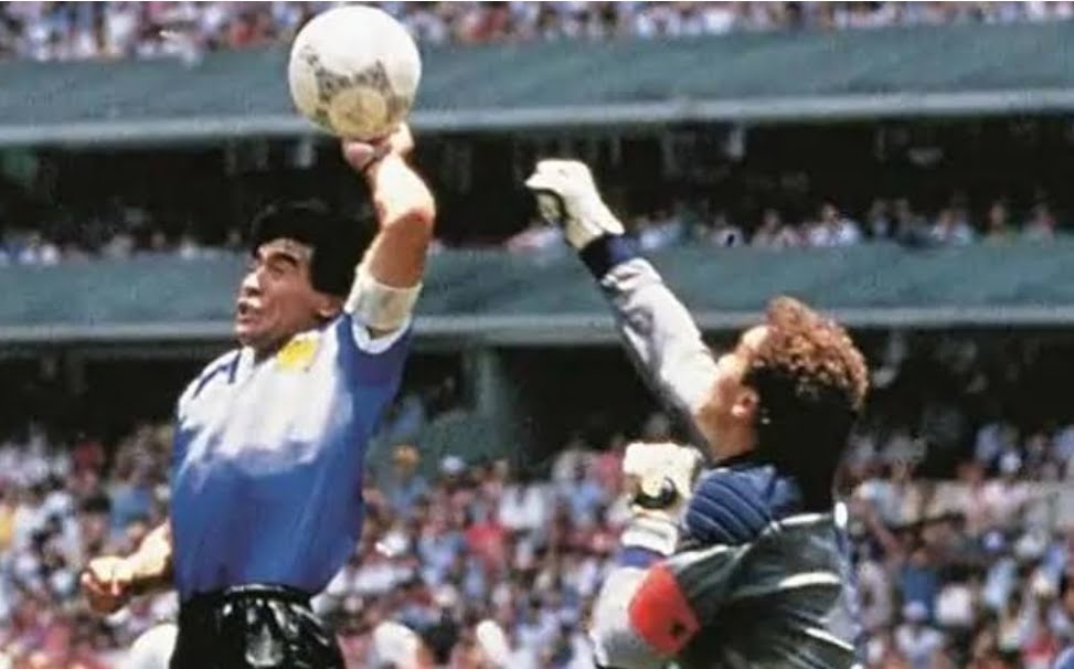 FOOTBALL: जानें डिएगो माराडोना की हैंड ऑफ गॉड गोल वाली ऐतिहासिक जर्सी कितने में हुई नीलाम, जानेंगे तो दांत तले अंगुलियां दबा लेंगे