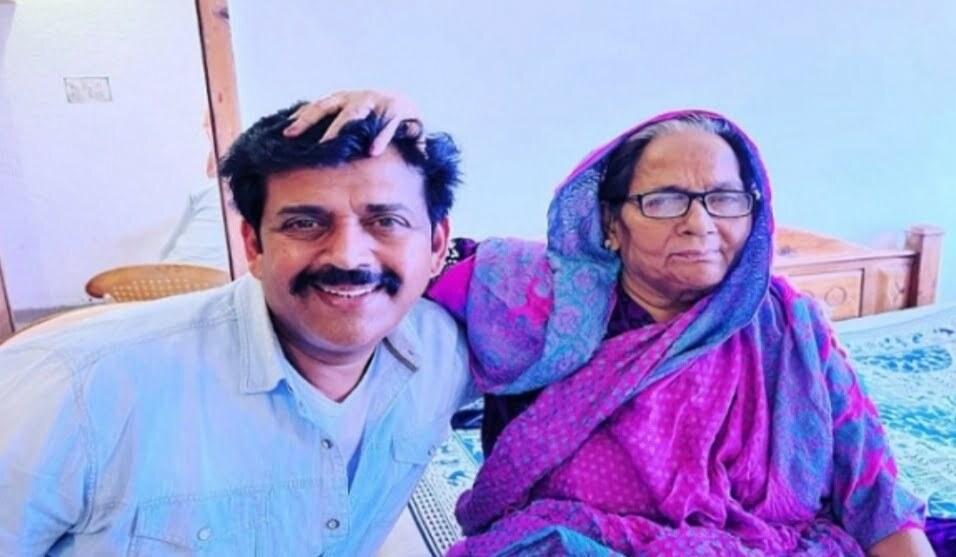 ﻿भोजपुरी के सुपरस्टार अभिनेता रवि किशन की मां ने कैंसर को हराकर जीती जीवन की जंग 