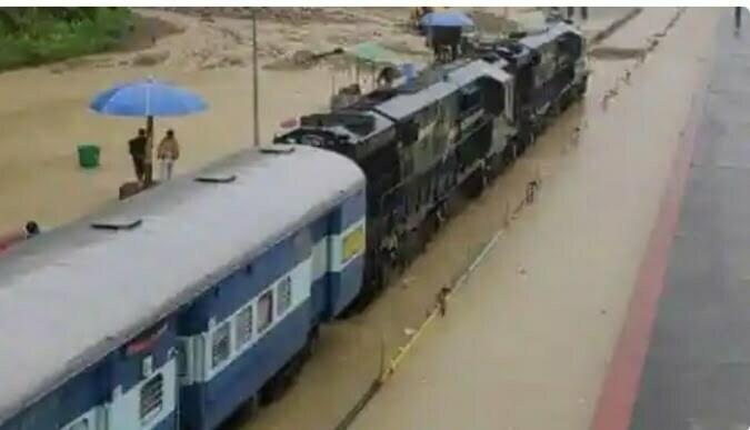 इस तरह बाढ़ और बारिश ने रोका ट्रेन का रास्ता, इंडियन एयर फोर्स ने अनेक यात्रियों को निकाला सुरक्षित, अब…