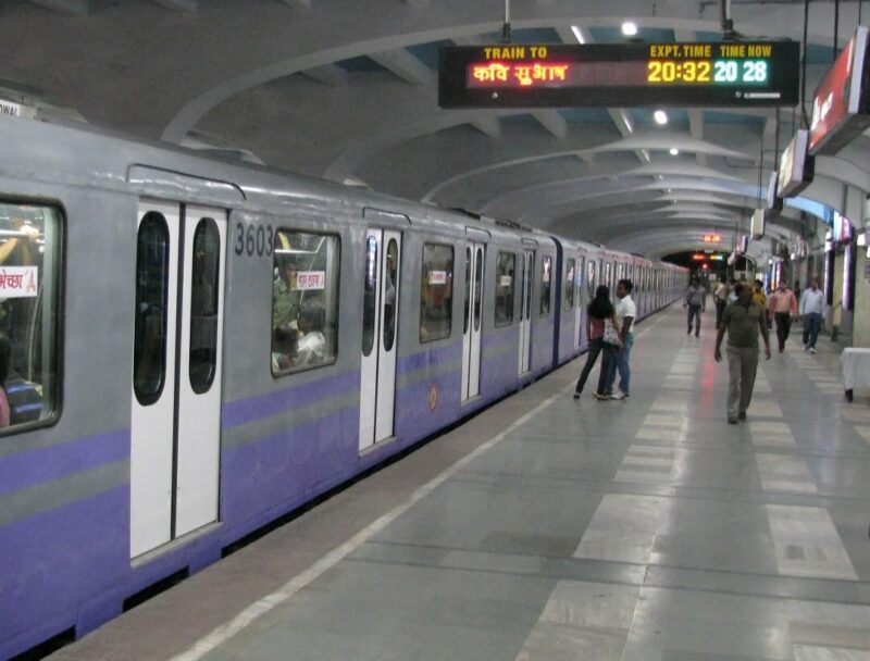 Kolkata metro : दिवाली- काली पूजा के मौके पर यात्रियों के लिए कोलकाता मेट्रो रेलवे ईस्ट- वेस्ट मेट्रो कॉरिडोर पर अप- डाउन 72 सेवाएं प्रदान करेगा