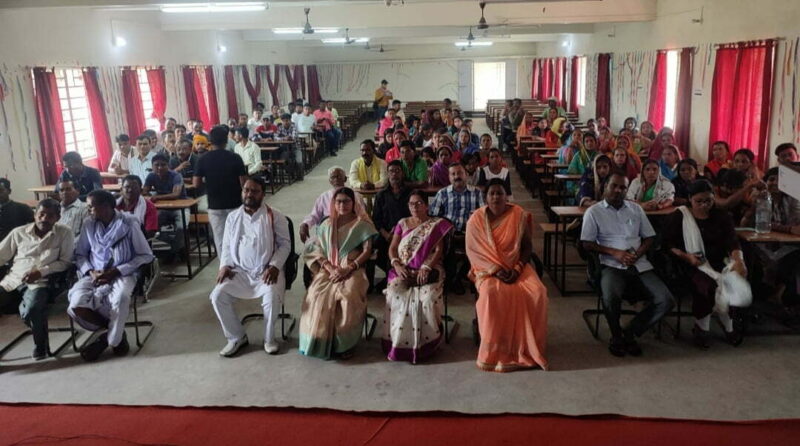 बलियापुर में प्रधानमंत्री मोदी के मन की बात के 100वें एपिसोड को सैकड़ों लोगों ने एक साथ बैठकर सुना