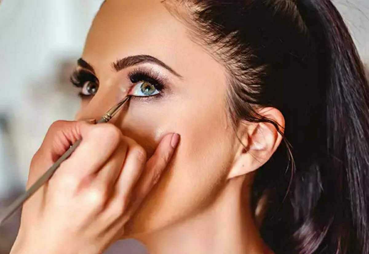 Makeup tips ; अगर मेकअप में हो गई है गड़बड़ी तो इस विधि से कर सकते हैं उसे दुरुस्त