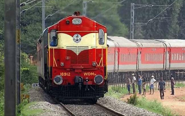 Indian Railway : नाम एक्प्रेस, चाल पैसेंजर से भी बदतर, इससे सफर की सोचिएगा भी नहीं