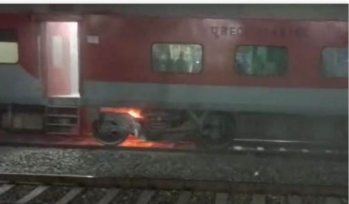 … और अचानक इस ट्रेन की ब्रेक बाइंडिंग में लग गई आग, दुर्ग-पुरी एक्सप्रेस में…