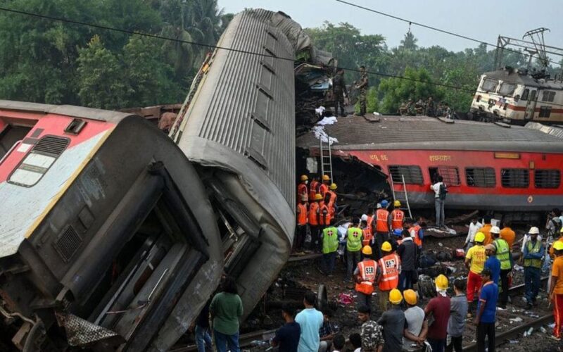 Odisha Train Accident :  घायलों की मदद के लिए डिस्ट्रिक्ट एडमिनिस्ट्रेशन ने जारी किया हेल्प नंबर, बीडीओ-सीओ …