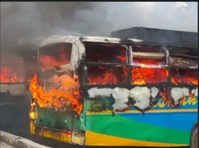 Fire In Buses : रांची में खादगढ़ा बस स्टैंड में खड़ी पांच बसों में एक के बाद एक लगी भयंकर आग, दूर-दूर तक…