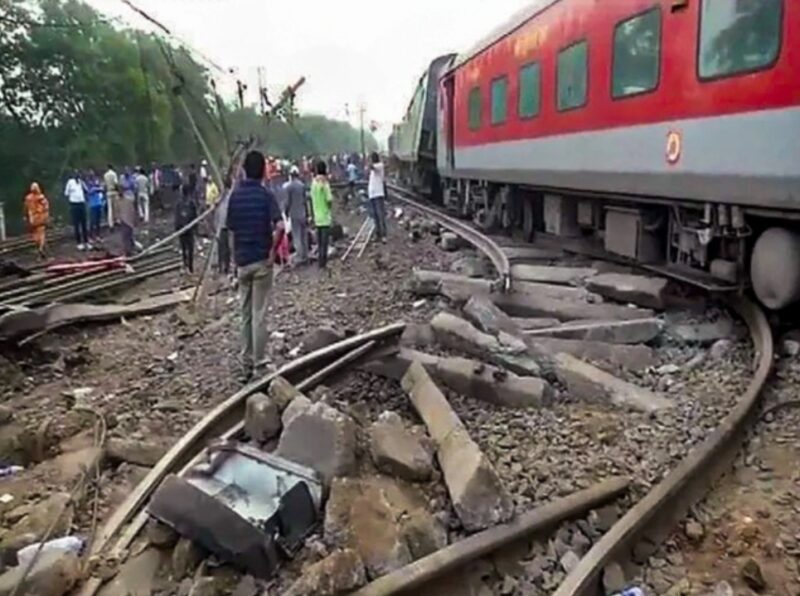 Balasore Orissa train tragedy : रेलवे ने किया 50 से अधिक ट्रेनों को रद्द, जान लें कहीं आपकी ट्रेन भी तो नहीं हो गई है कैंसिल
