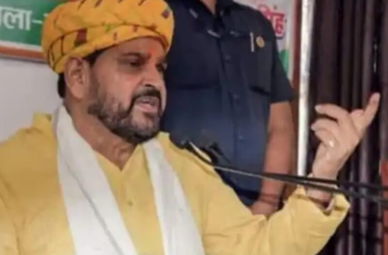 Sexual Harassment : BJP एमपी बृजभूषण के पैतृक गांव पहुंची दिल्ली पुलिस की विशेष टीम, की पूछताछ 1 Sexual Harassment : BJP एमपी बृजभूषण के पैतृक गांव पहुंची दिल्ली पुलिस की विशेष टीम, की पूछताछ