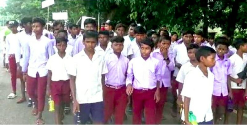 Odisha: हम फेल हो जाएंगे, कलक्टर को बताने के लिए 63 किलोमीटर की दूरी मापने पैदल ही निकल पड़े स्कूली बच्चे, लेकिन…
