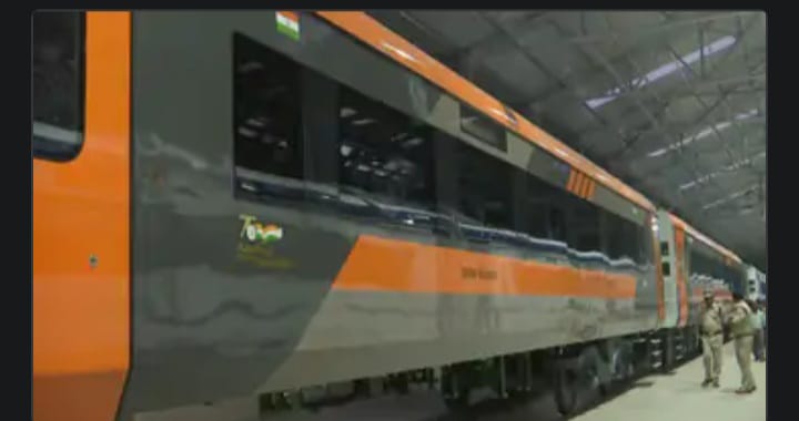 Vande Bharat Trains : भायो रे, भायो रे भायो केसरिया रंग भायो, राता- राती बदल गया वंदे भारत ट्रेन का कलर