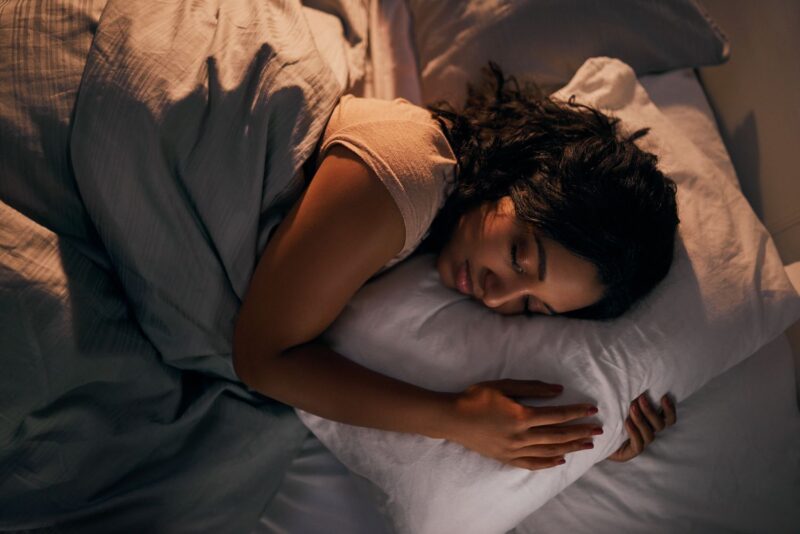 Smooth Sleeping Tips : चैन से सोना चाहते हैं तो आप भी अपना लें ’10-3-2’′ का ये फार्मूला…