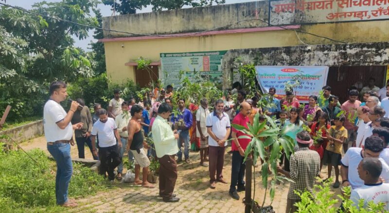 Jharkhand: श्री सर्वेश्वरी समूह, रांची ने अनगड़ा में 300 पौधों का किया रोपण सह वितरण 6 IMG 20230829 WA0011 1