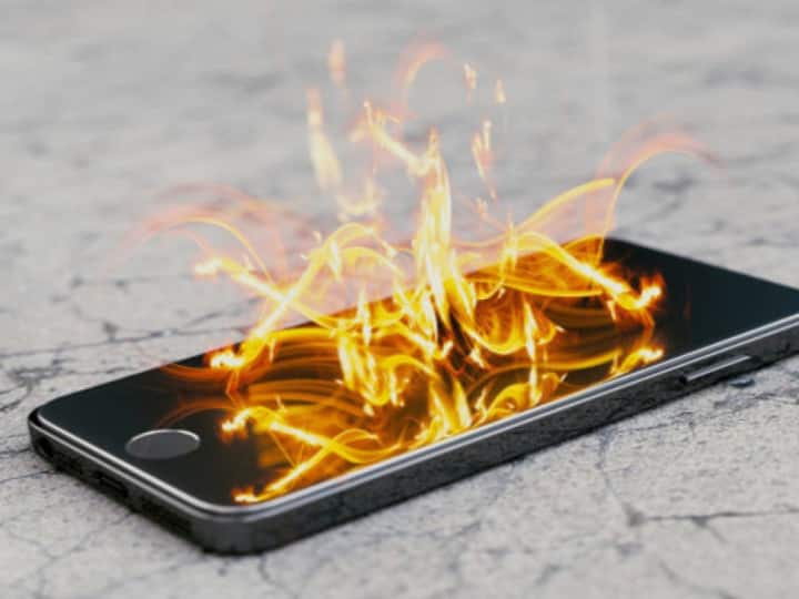 Smartphone Blast : ऐसा मत कीजिए, नहीं तो आपके फोन में हो जाएगा ब्लास्ट, इतना बड़ा लॉस…