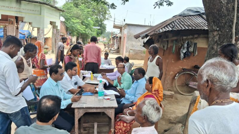 Jharkhand: मुख्यमंत्री के निर्देश पर शिल्पकारों के गांव पहुंचा जिला प्रशासन, ग्रामीणों को मिला राशन, पेंशन, आवास योजना का लाभ 