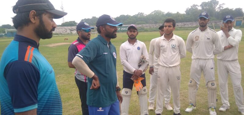 Dhanbad: डीसीए के विशेष क्रिकेट कोचिंग में खिलाड़ियों ने बहाया  पसीना