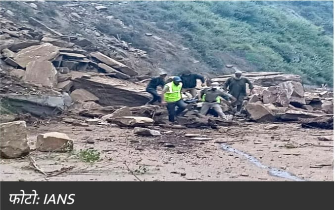 Landslide : अचानक लैंडस्लाइड के कारण ट्रक की चपेट में आकर चार लोगों की गई जान, रेस्क्यू ऑपरेशन जारी